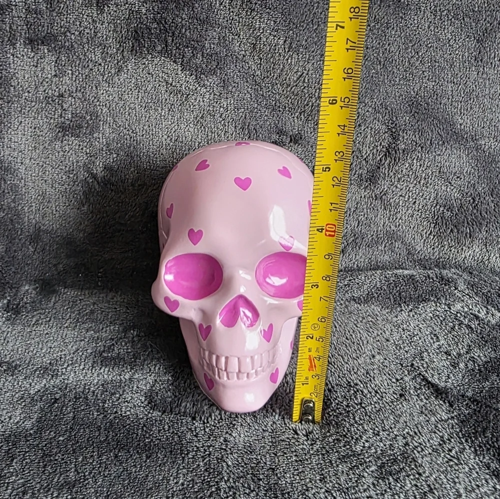 Valentine's Day Halloween Day of the dead Polyresin Skull with Hearts Pink NWT